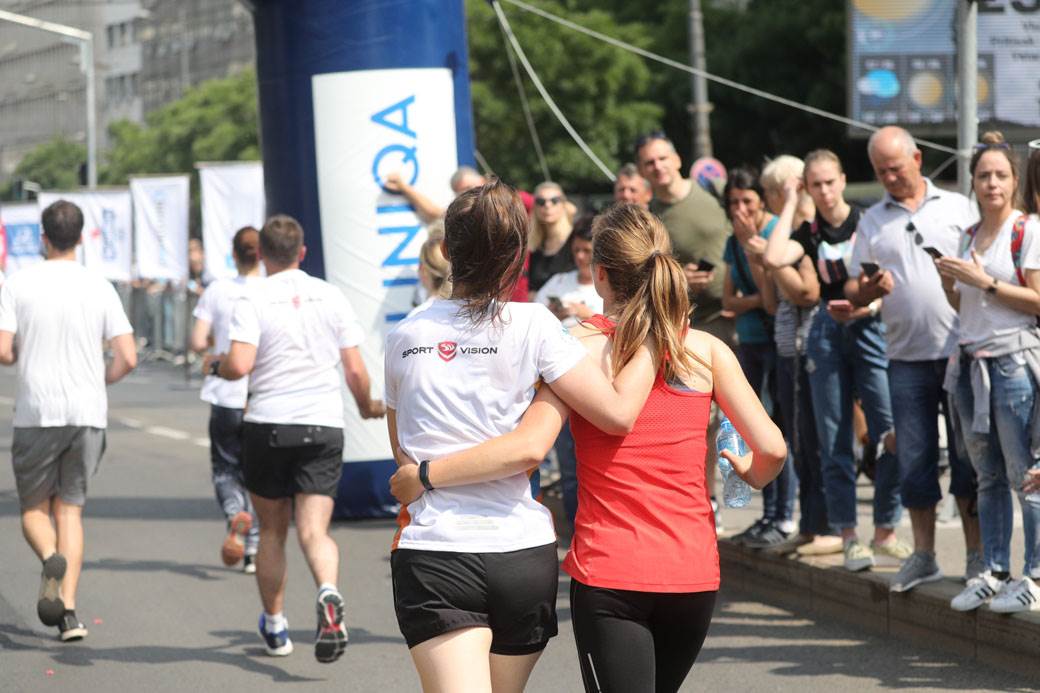 beogradski maraton trcao s bebom slep trkac maska na licu drzanje za ruke foto