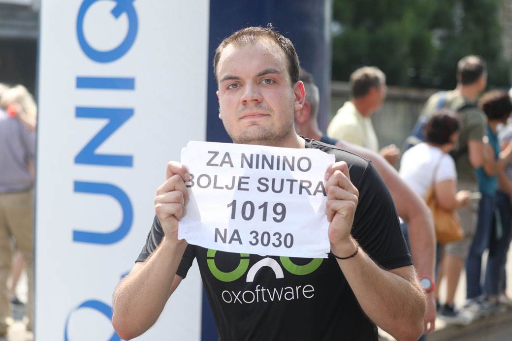 beogradski maraton trcao s bebom slep trkac maska na licu drzanje za ruke foto