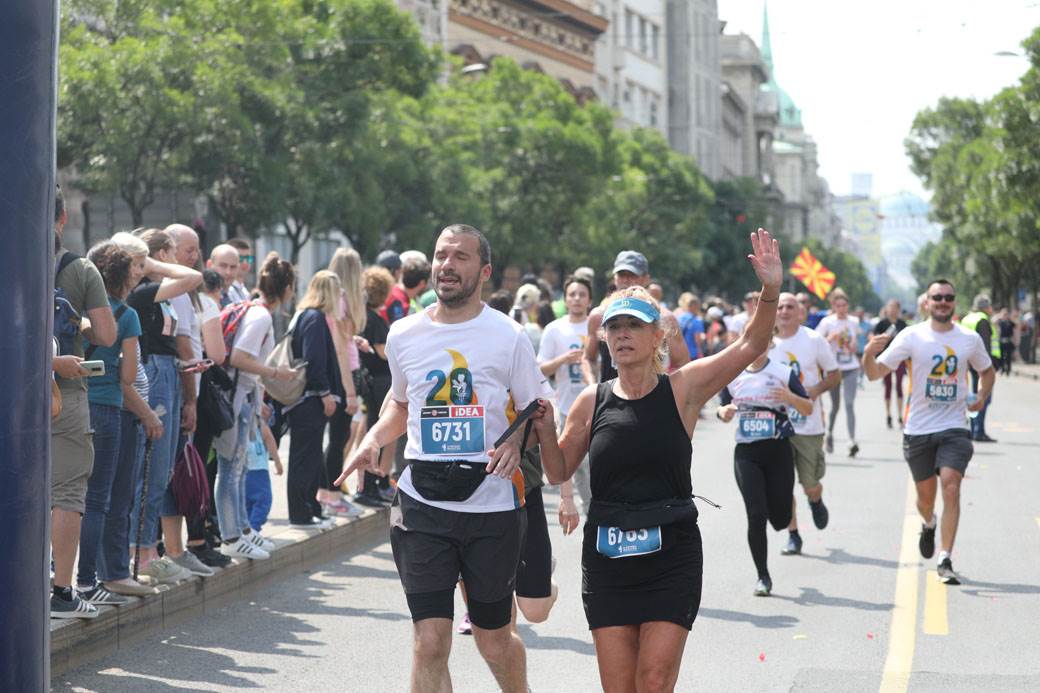 beogradski maraton trcao s bebom slep trkac maska na licu drzanje za ruke foto