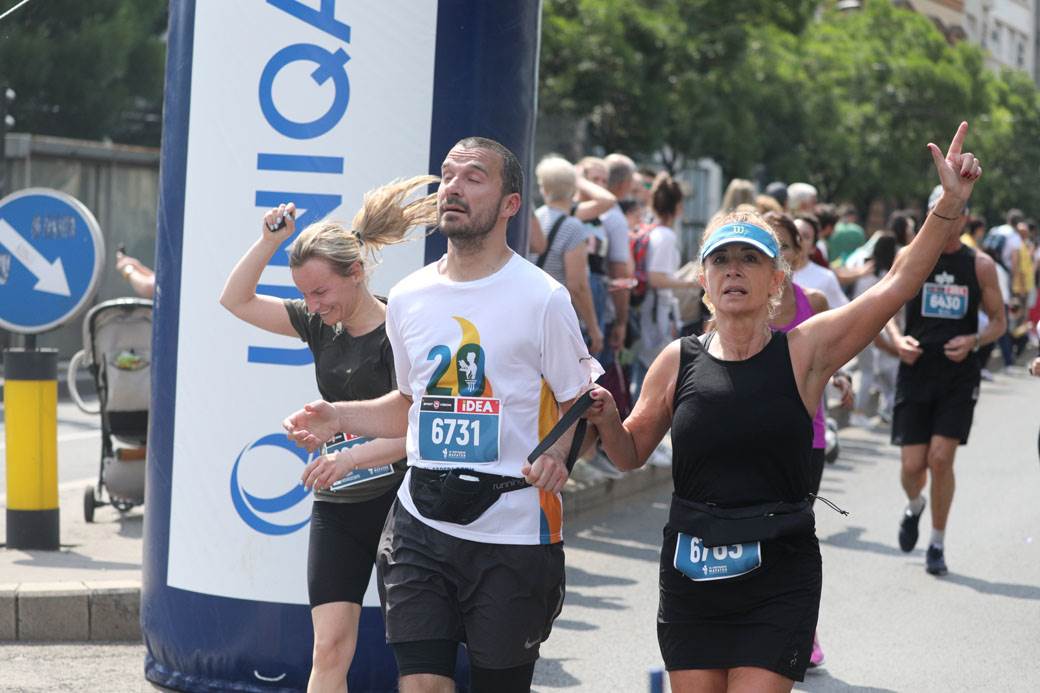 beogradski maraton trcao s bebom slep trkac maska na licu drzanje za ruke foto
