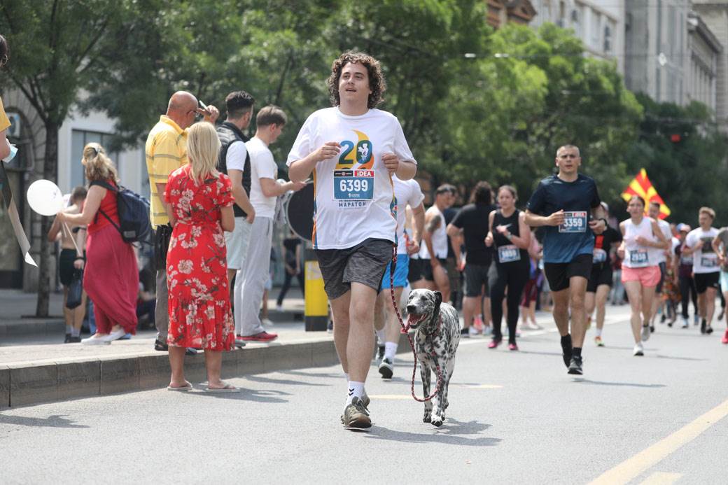 beogradski maraton trcao s bebom slep trkac maska na licu drzanje za ruke foto