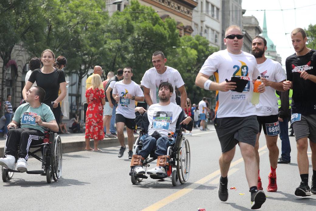 beogradski maraton trcao s bebom slep trkac maska na licu drzanje za ruke foto