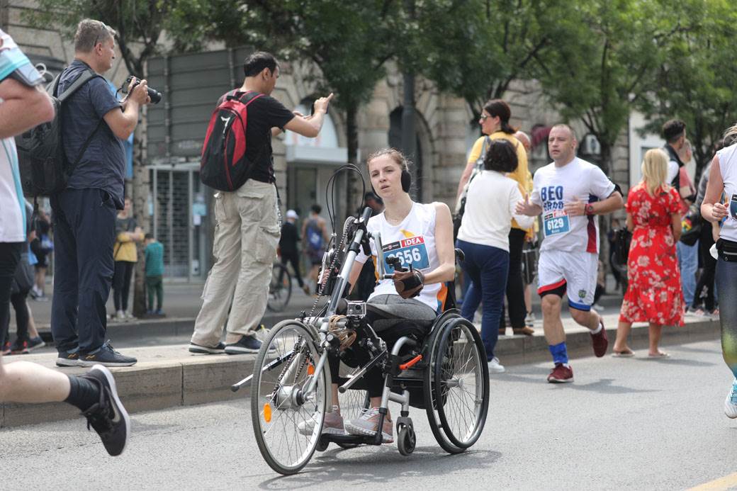 beogradski maraton trcao s bebom slep trkac maska na licu drzanje za ruke foto