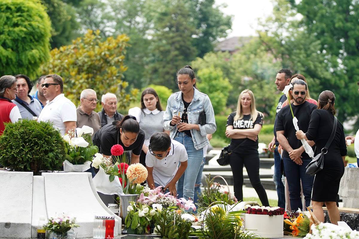 mina kostic place i peva nedelju vikend premijera