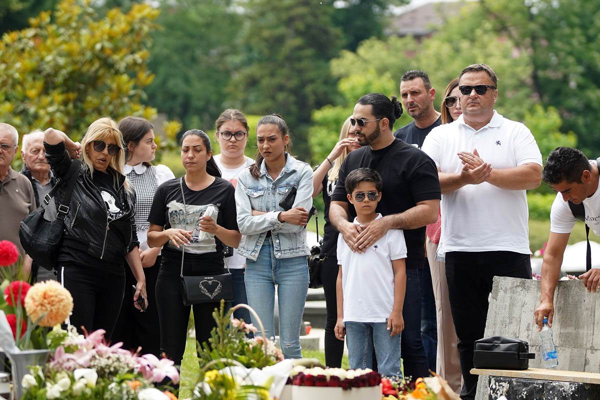 mina kostic place i peva nedelju vikend premijera