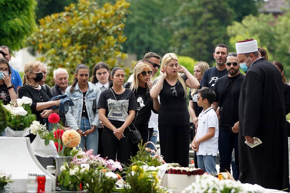 mina kostic place i peva nedelju vikend premijera