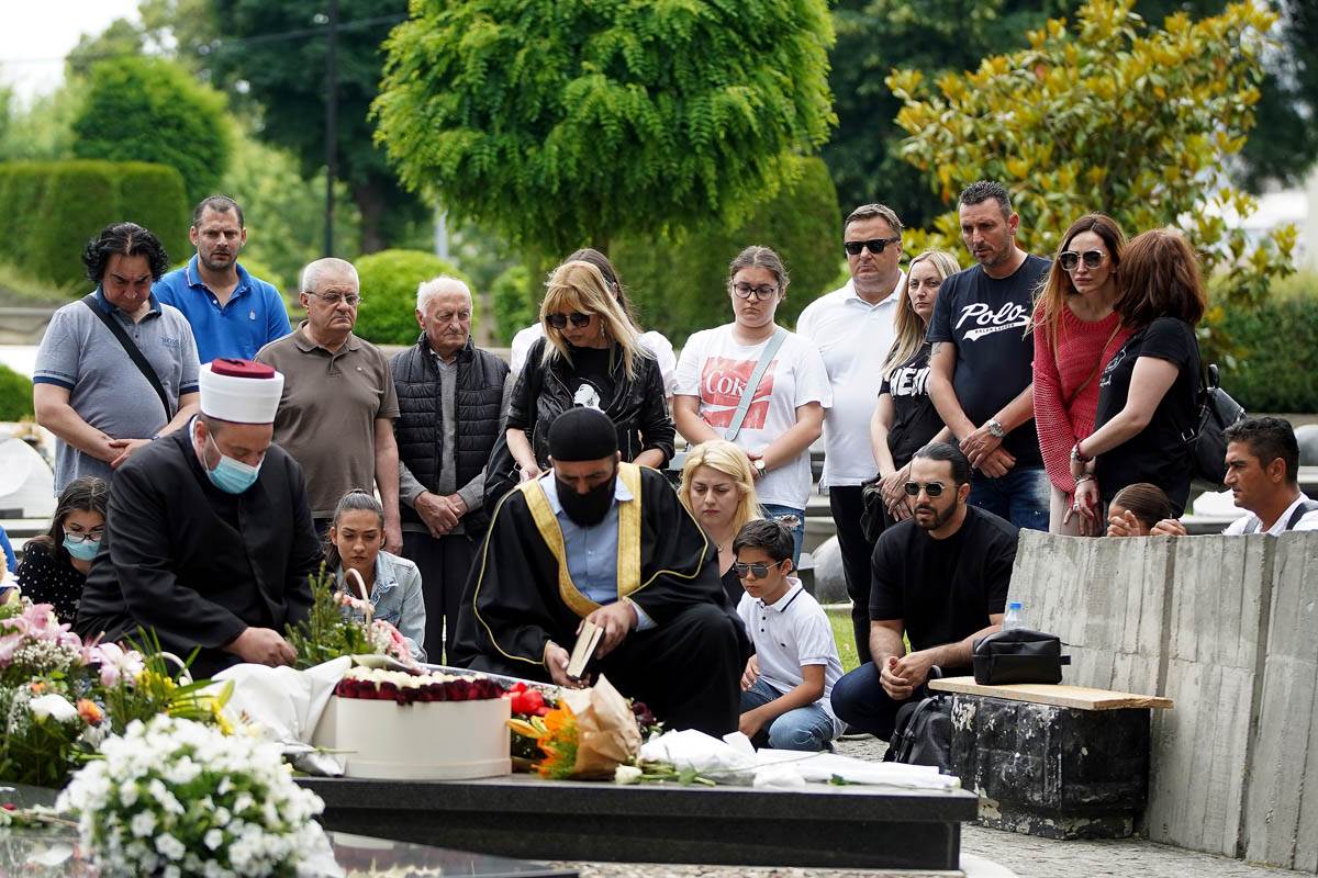 mina kostic place i peva nedelju vikend premijera