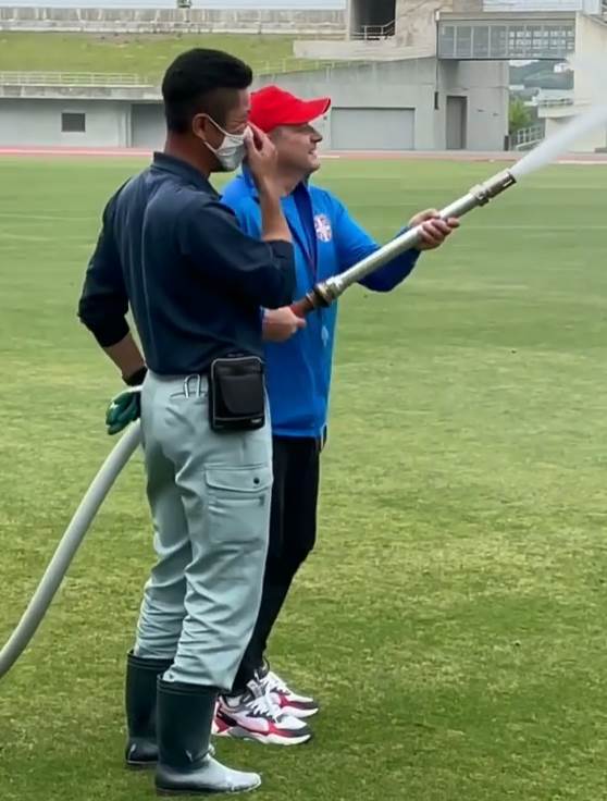 dragan stojkovic japan zalivao travu