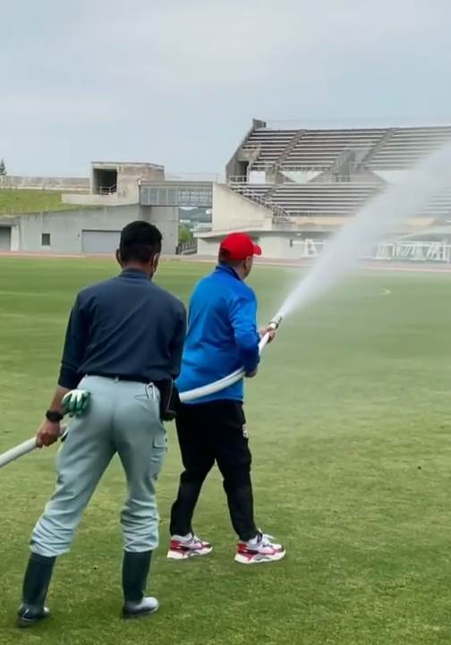 dragan stojkovic japan zalivao travu