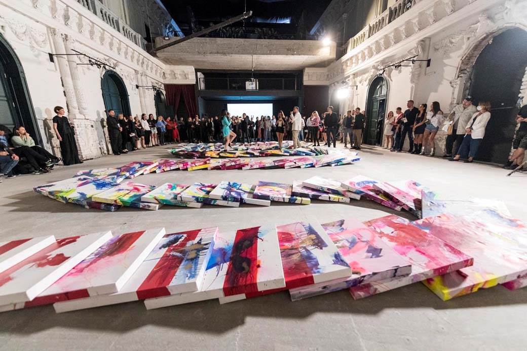 tren u tak izlozba performans svetlana nikolic