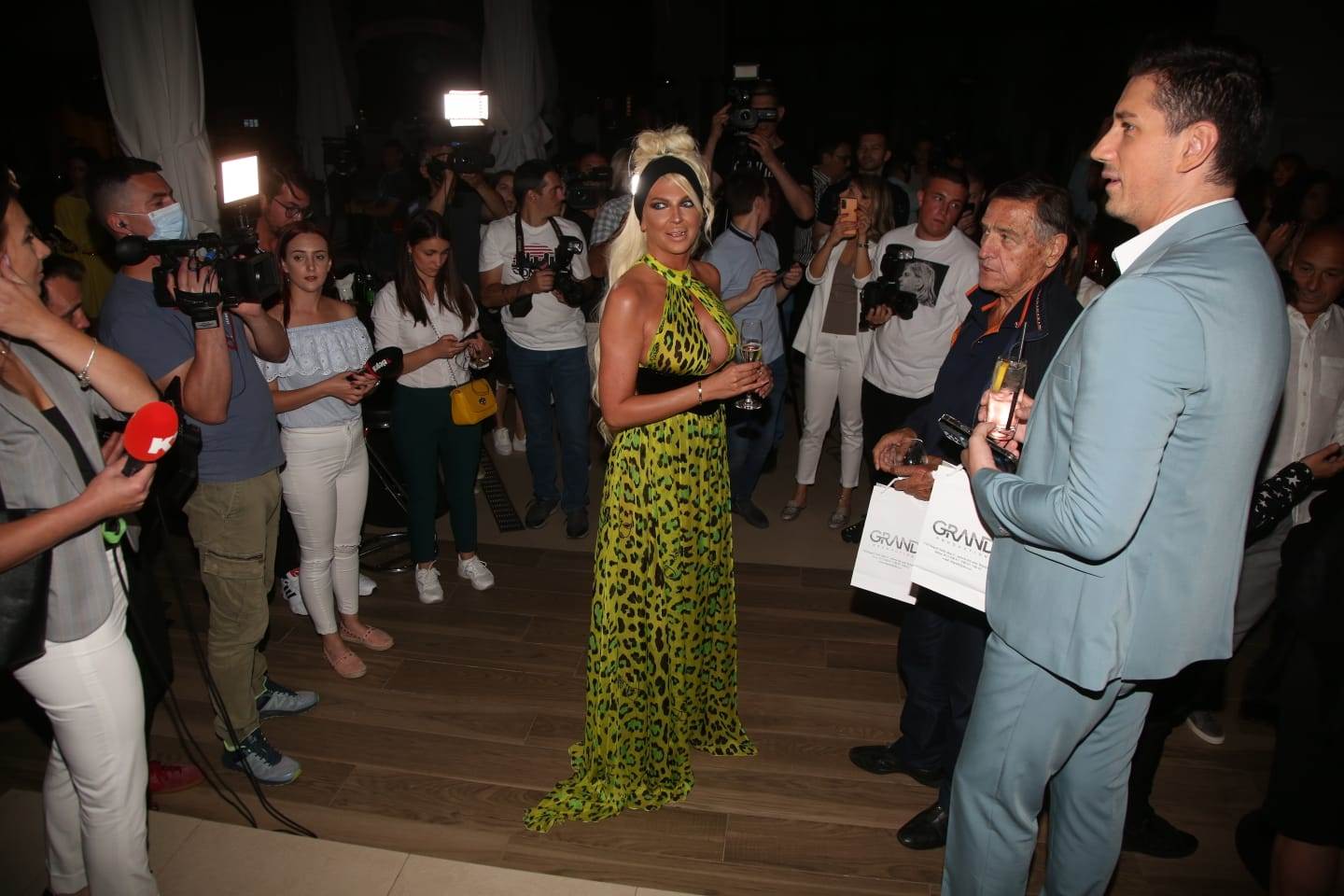 karleusa i janina cerka u istoj haljini