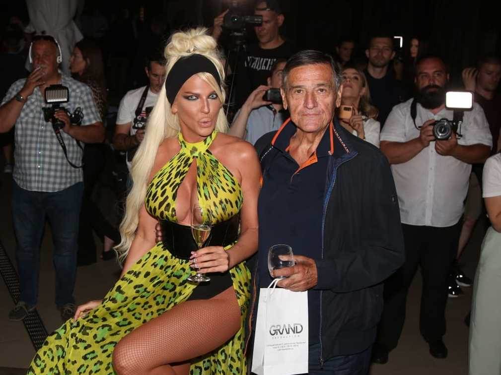 karleusa i janina cerka u istoj haljini