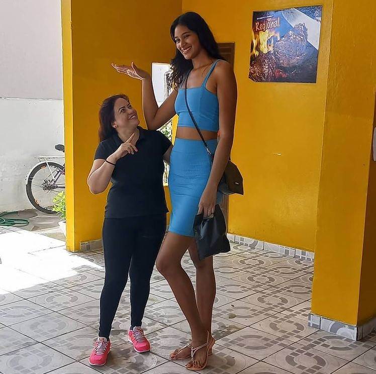 visoka devojka razlika u visini muskarci zene