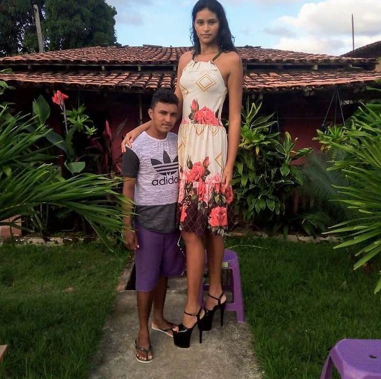 visoka devojka razlika u visini muskarci zene