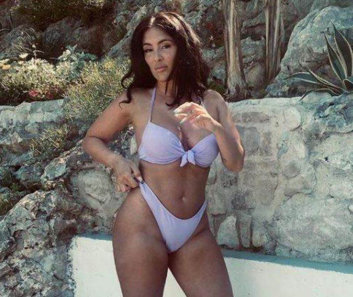 Senida gole grudi prekrila stikerima