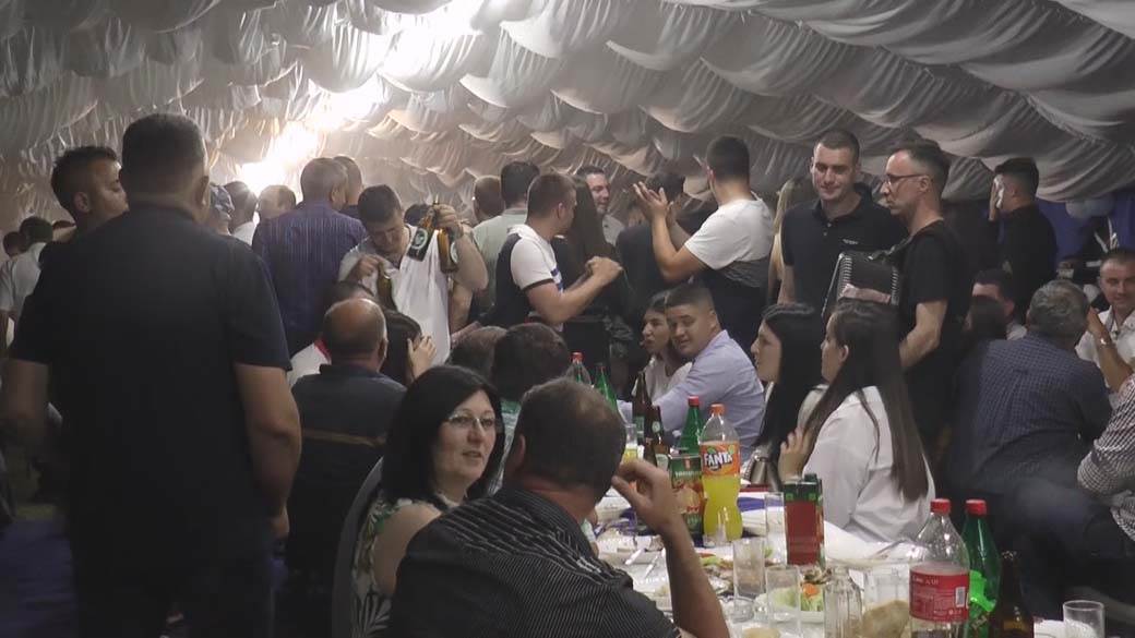 svadba pod satrom veselje tradicija