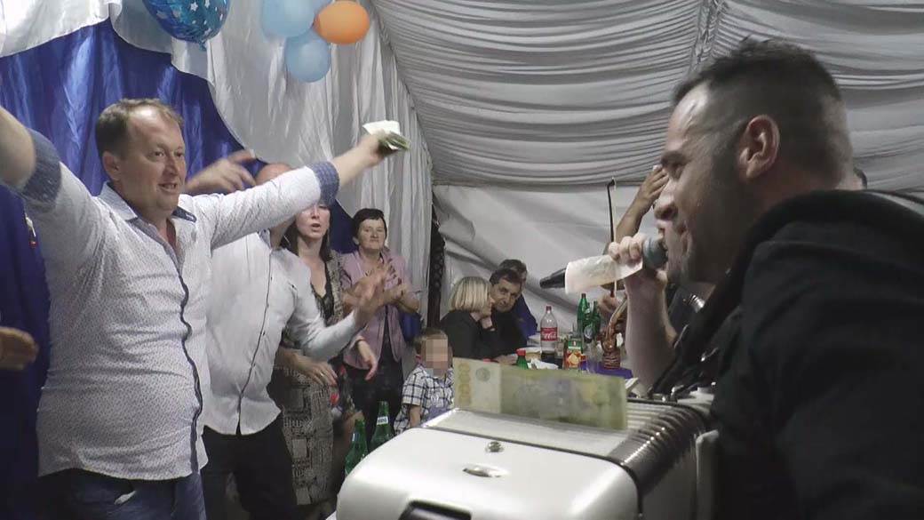 svadba pod satrom veselje tradicija