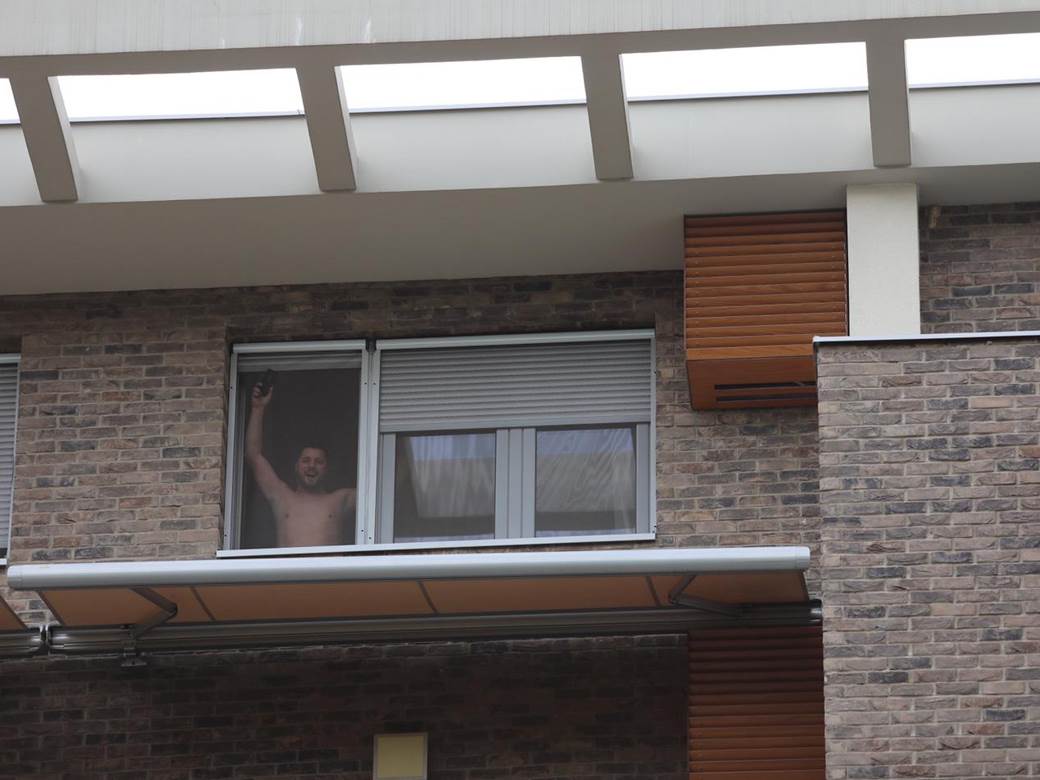 marko miljkovic go na prozoru slavi rodjenje cerke foto