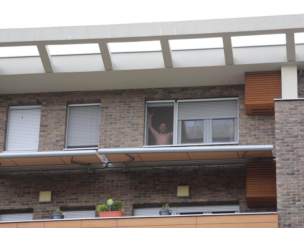 marko miljkovic go na prozoru slavi rodjenje cerke foto