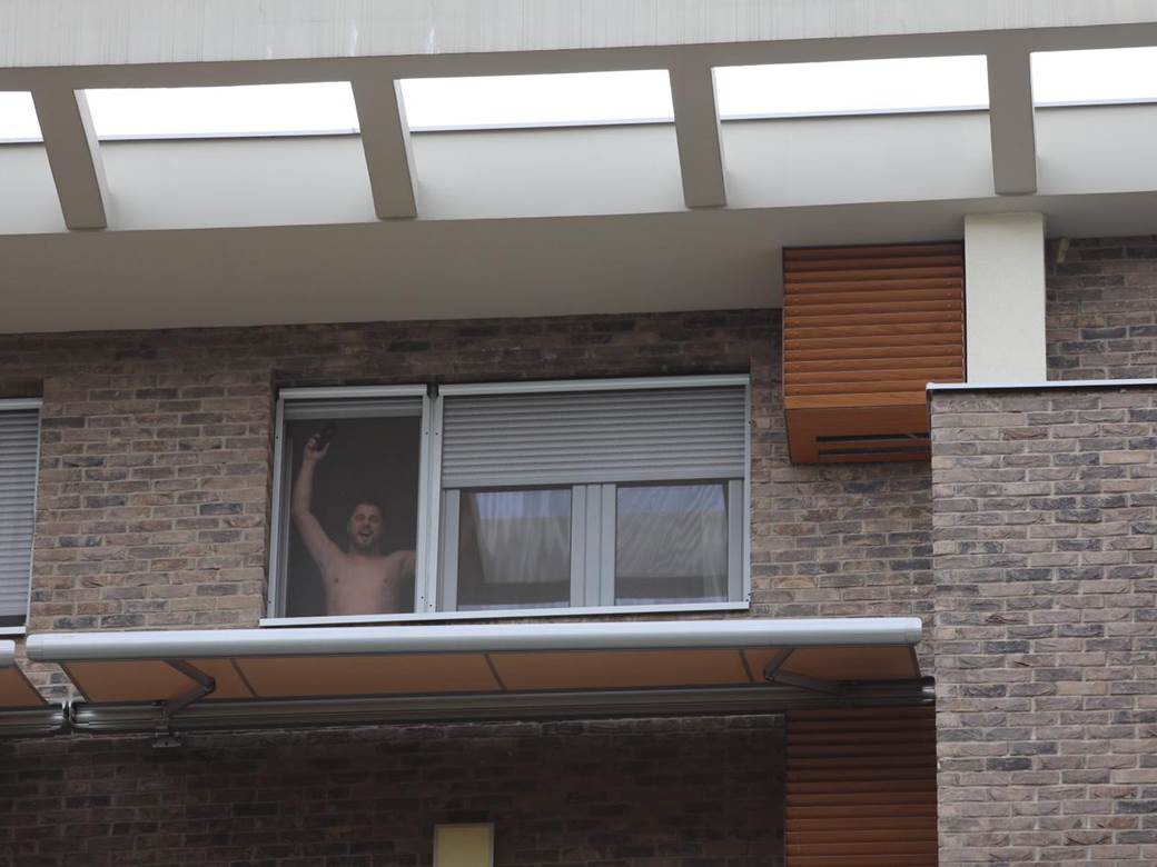 marko miljkovic go na prozoru slavi rodjenje cerke foto