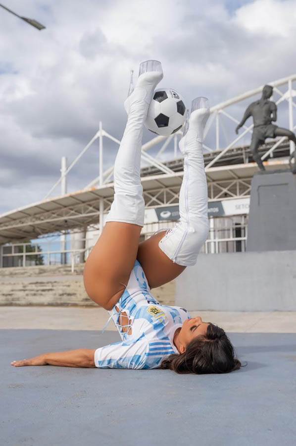 suzi kortez suzy cortez lionel mesi plejboj zecica u mesijevom dresu fotografije