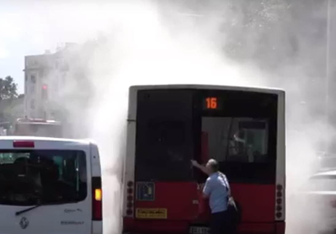 zapalio se autobus dom omladine