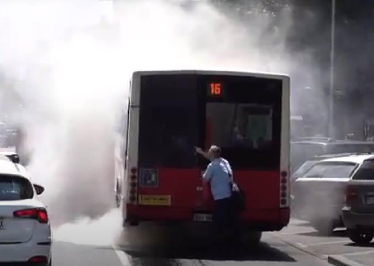 zapalio se autobus dom omladine