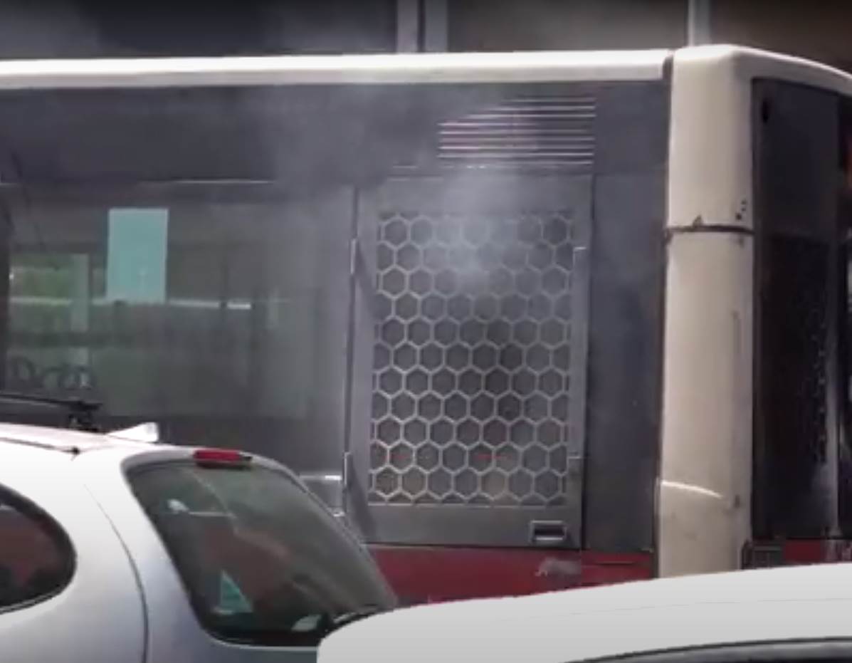 zapalio se autobus dom omladine