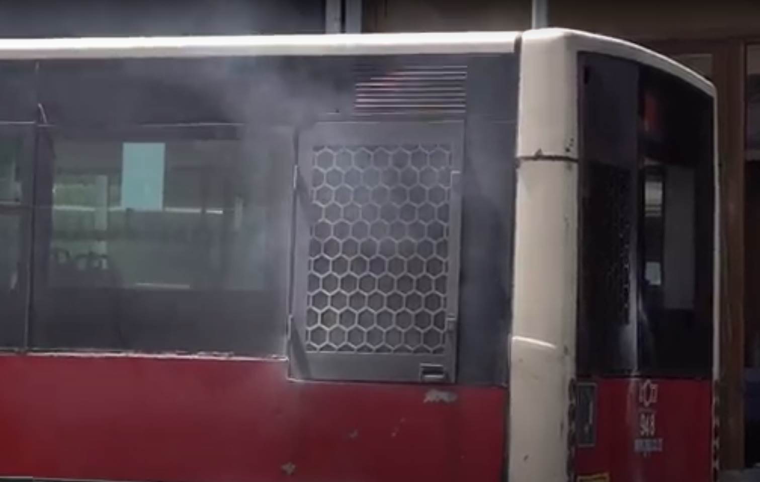 zapalio se autobus dom omladine