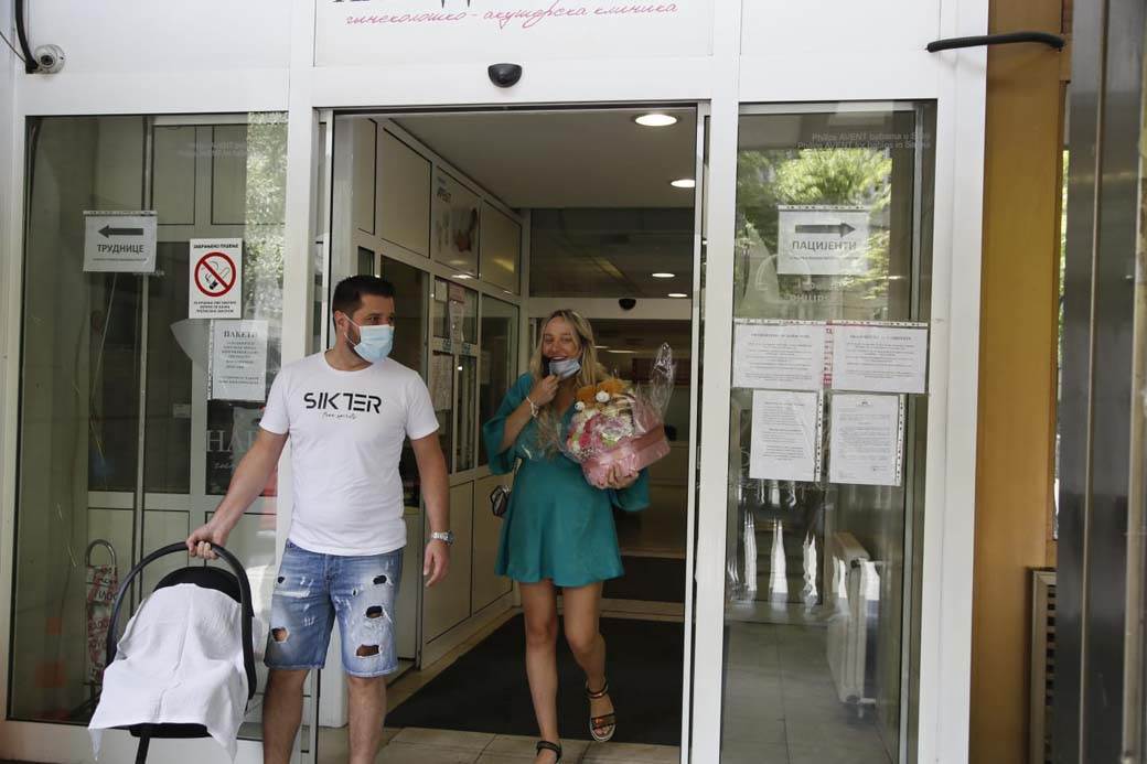 luna i marko u setnji sa bebom