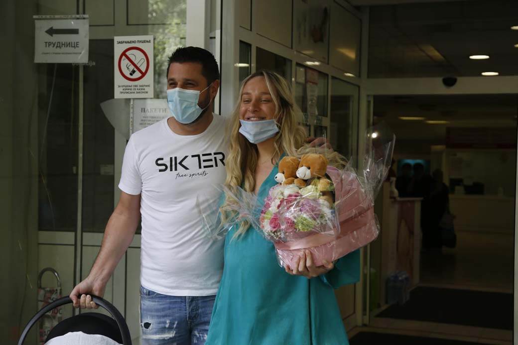 luna i marko u setnji sa bebom