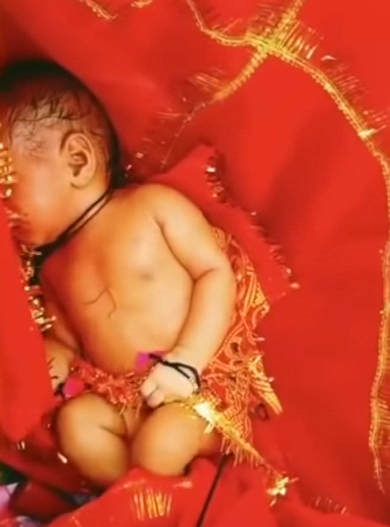 indija beba pronadjena u kutiji u reci gang