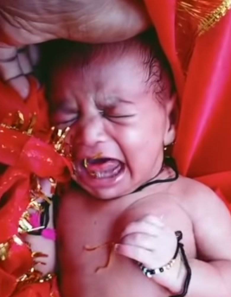 indija beba pronadjena u kutiji u reci gang