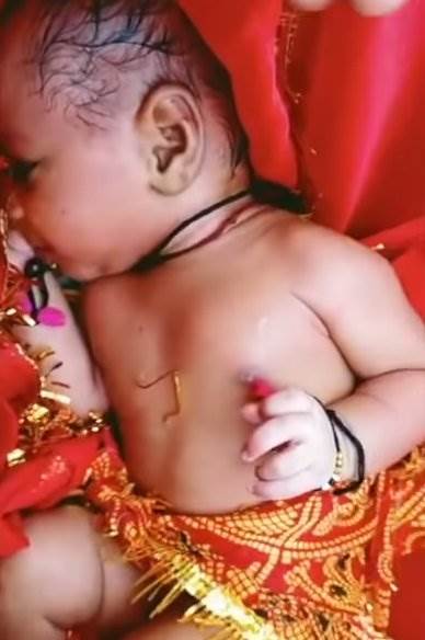 indija beba pronadjena u kutiji u reci gang