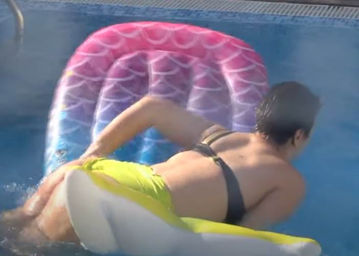 Miljana naskače na delfina u bazenu video