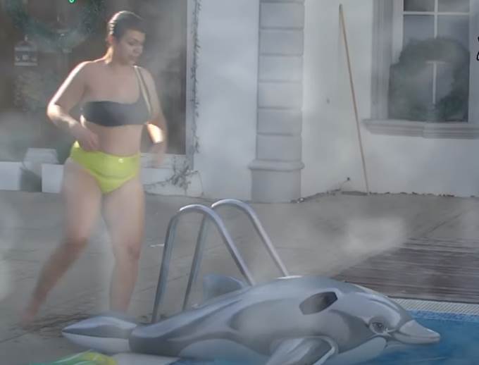 Miljana naskače na delfina u bazenu video