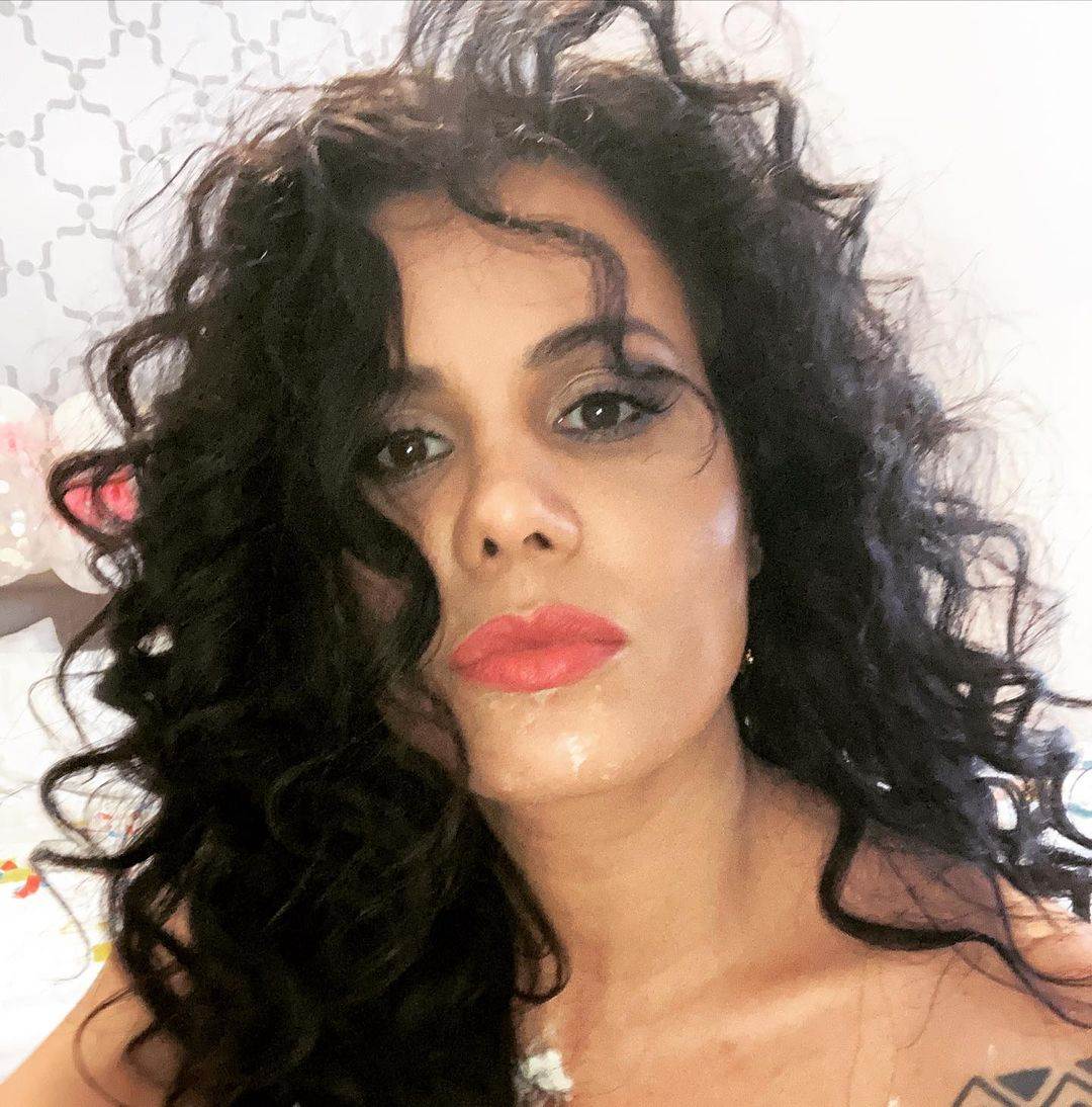 zaradjuje tako sto kuva gola