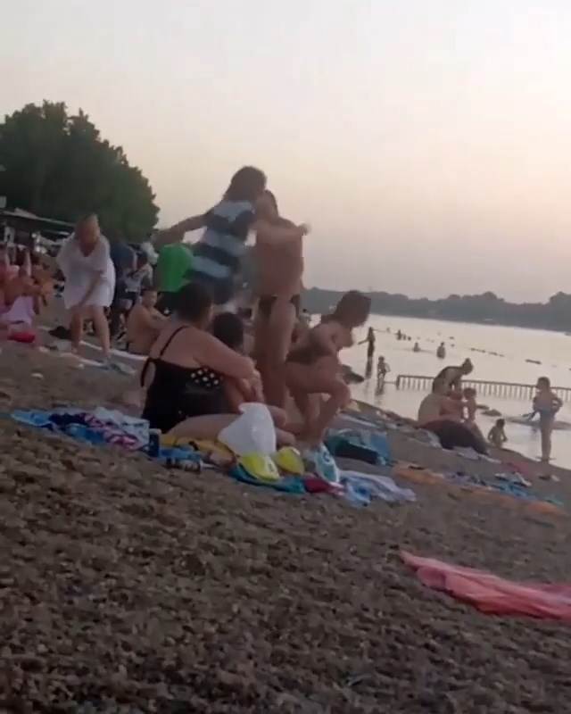 Muškarac tukao devojku na Adi Ciganliji (Video)