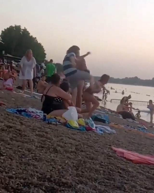 Muškarac tukao devojku na Adi Ciganliji (Video)