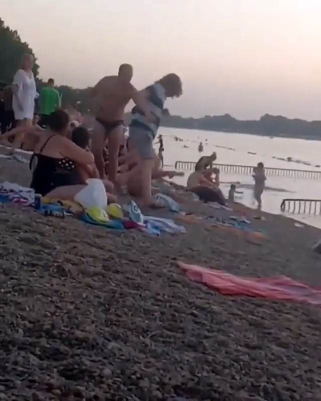 Muškarac tukao devojku na Adi Ciganliji (Video)