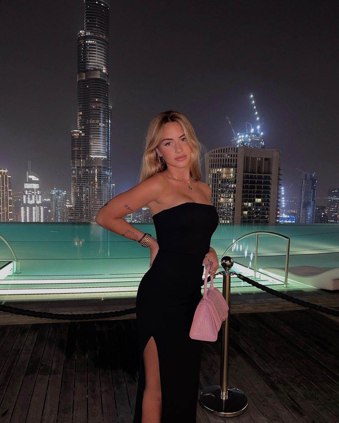 nejmar abril kols demantovala vezu