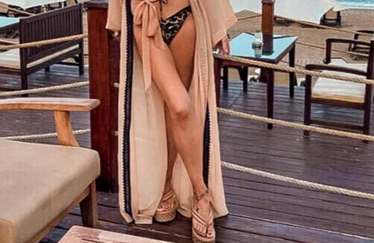 Ana Nikolić se prevrtala po haubi