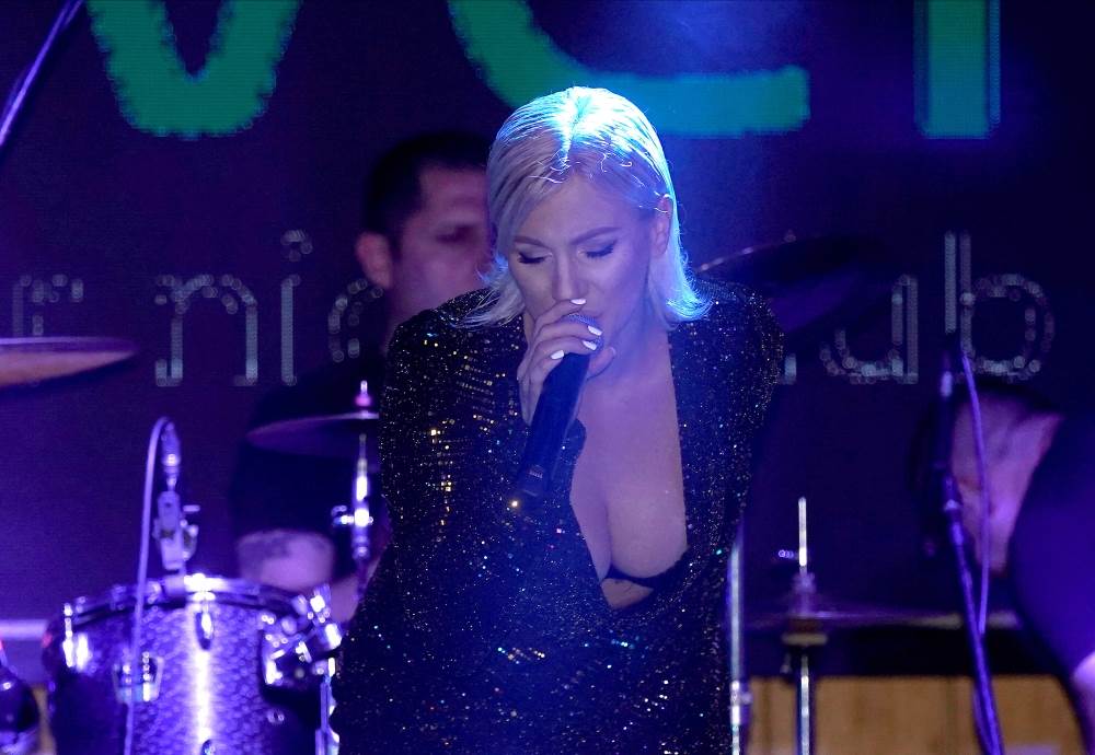 ana kokic nastupi dekolte