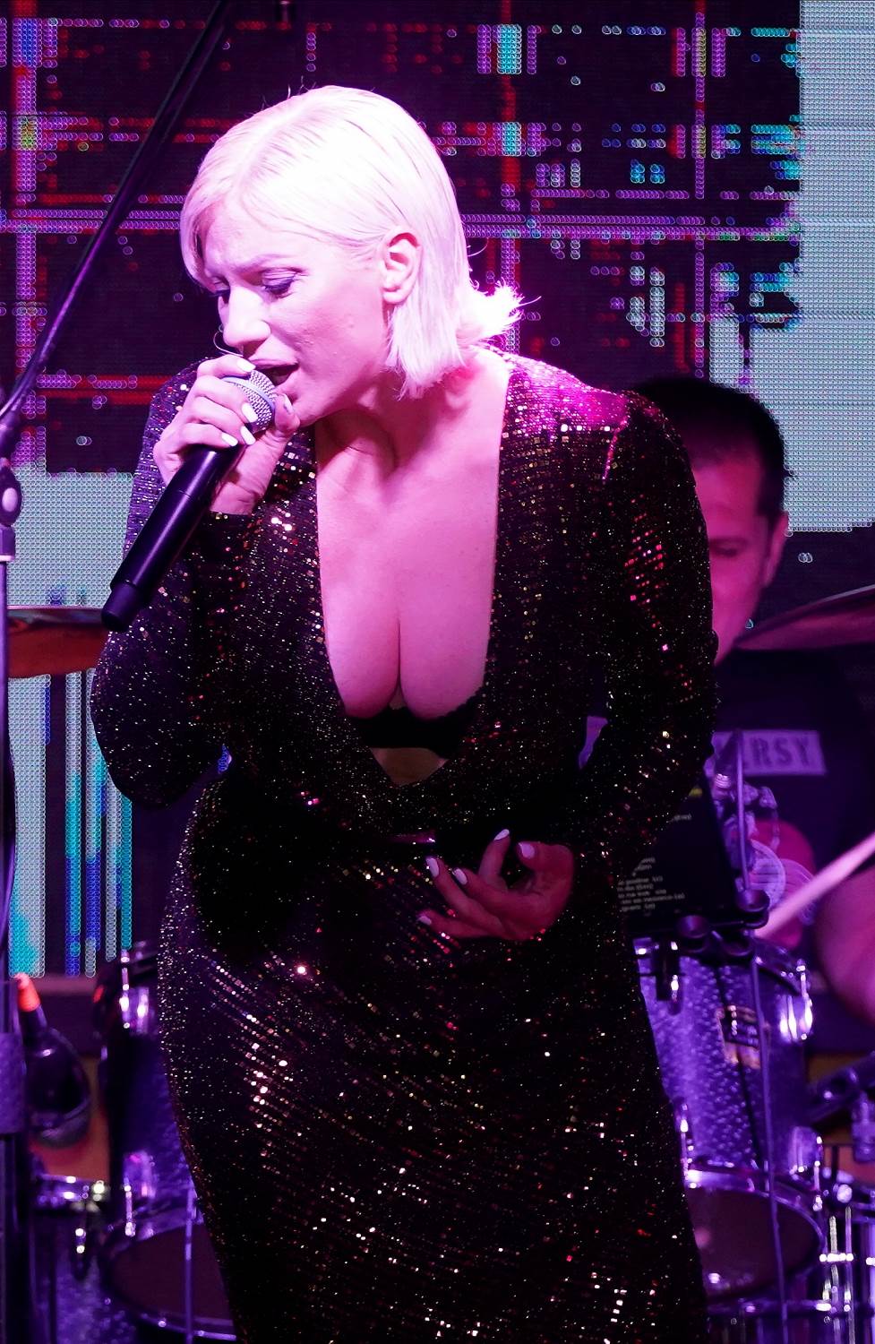 ana kokic nastupi dekolte