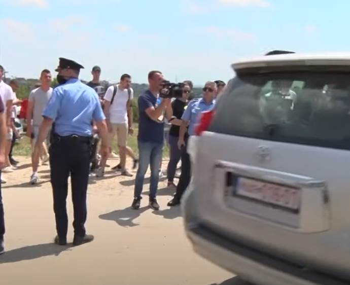 priveden mladić na gazimestanu