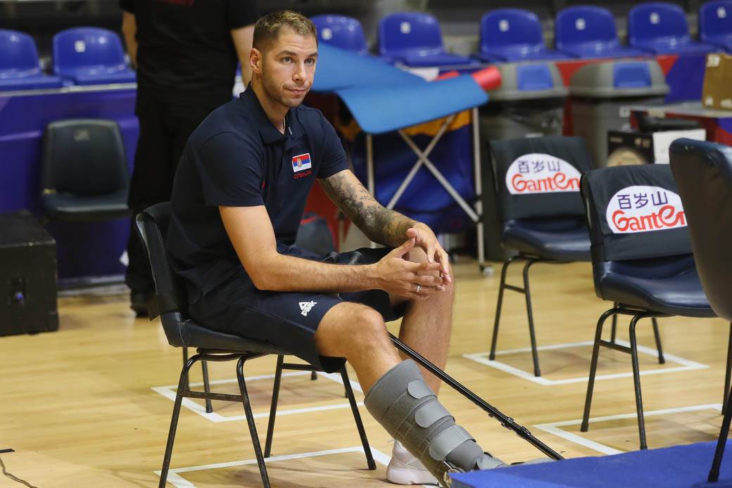 stefan jovic povredjen gleda utakmicu