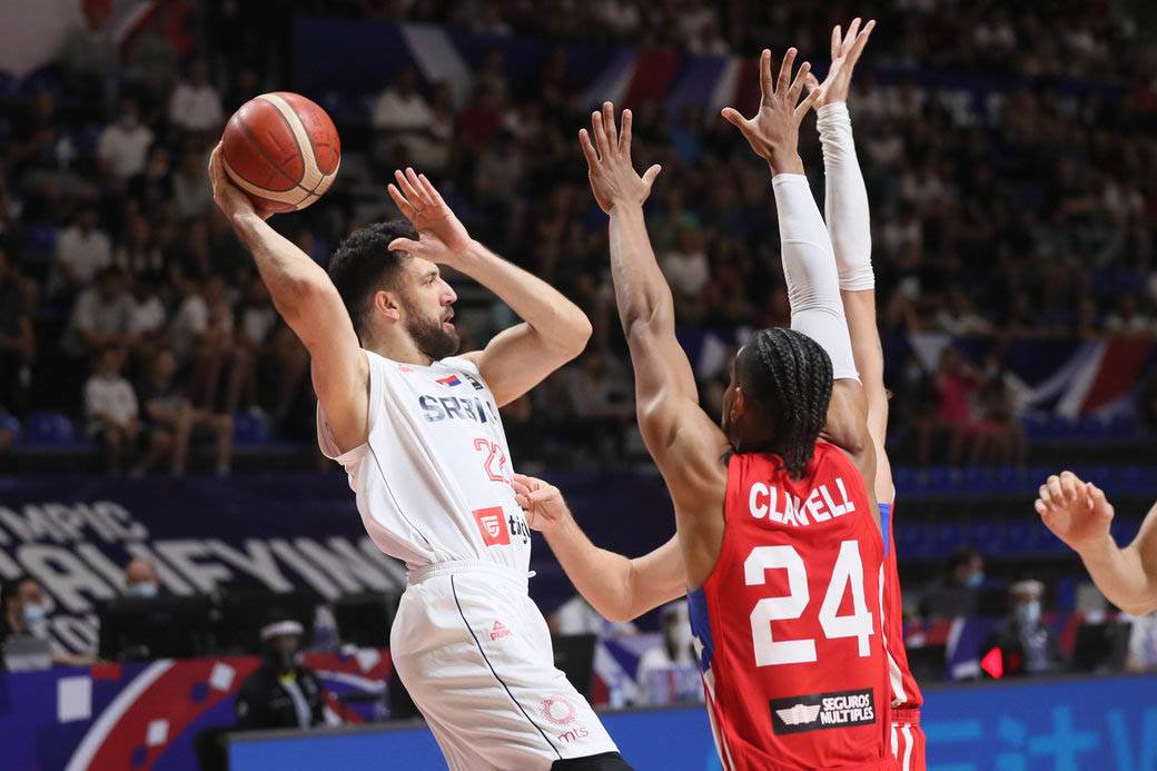 stefan jovic povredjen gleda utakmicu