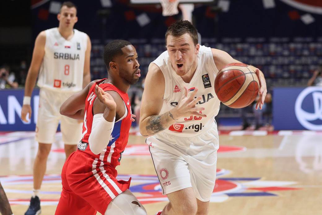 stefan jovic povredjen gleda utakmicu