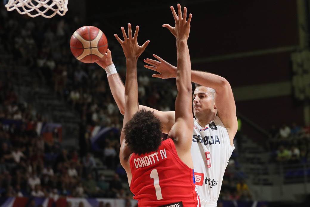 stefan jovic povredjen gleda utakmicu