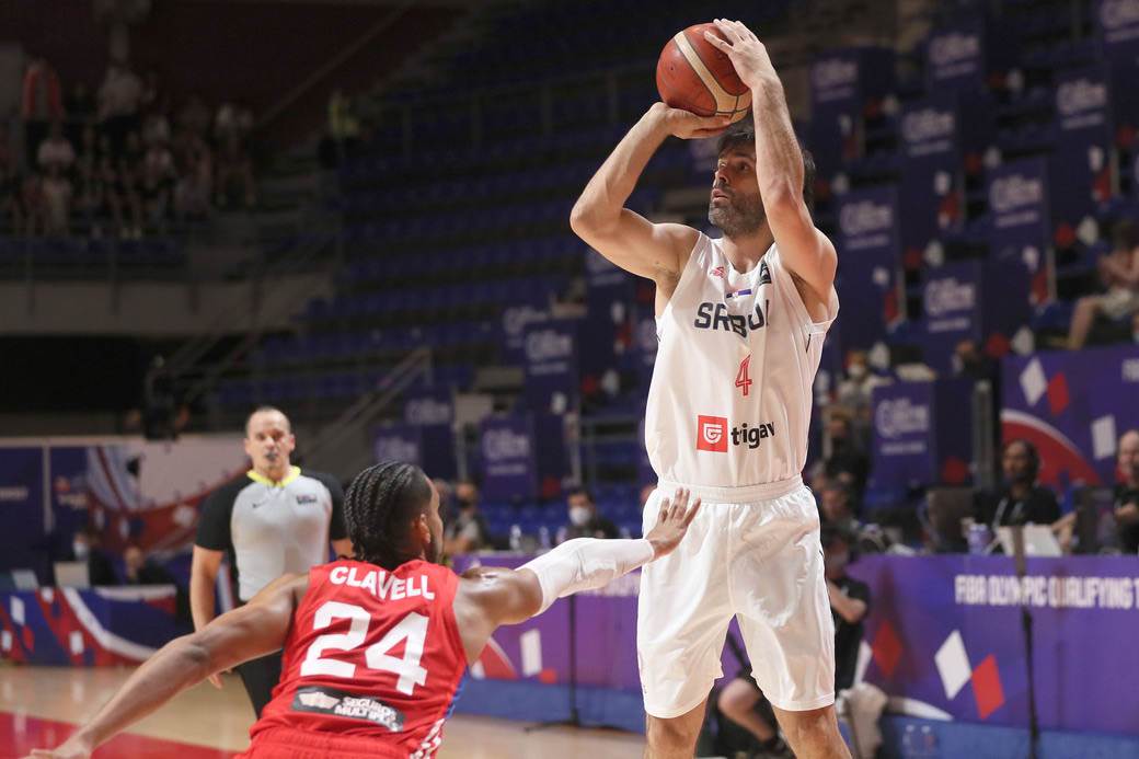 stefan jovic povredjen gleda utakmicu